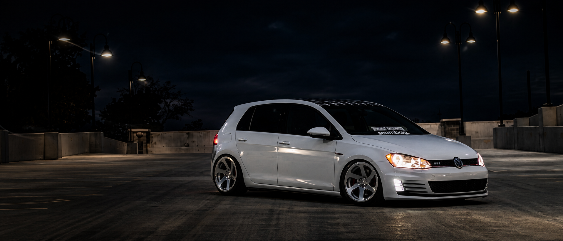 Hatchback de performance en un taller